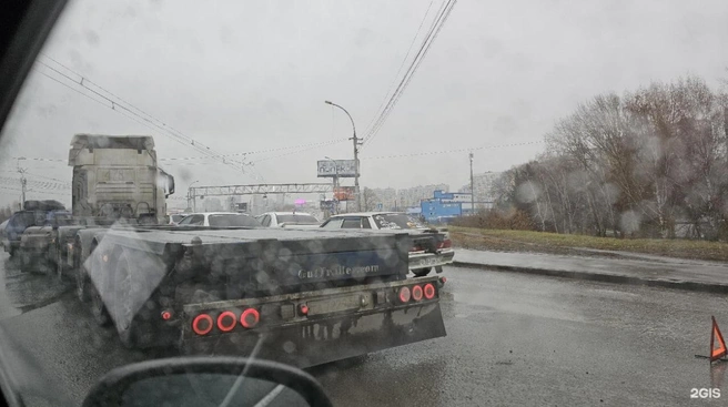 Пользователи отмечают, что дорогу перегородил грузовой автомобиль | Источник: Виталий / 2GIS