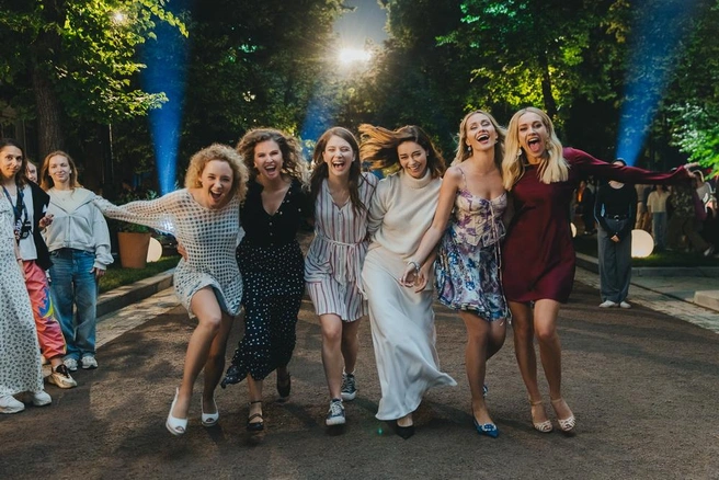 Крыжовников пытался собрать старую историю на новый лад, но вышло что вышло | Источник: кадр из сериала «Москва слезам не верит. Всё только начинается» (16+), реж. Жора Крыжовников, Wink, 2025 год