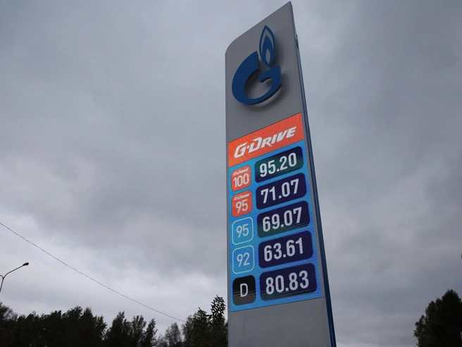 Тюменские автомобилисты хвалят популярные заправки «Газпромнефти» и «Лукойла». А где вы чаще всего заправляетесь? | Источник: Ирина Шарова / 72.RU