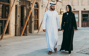 Тайна раскрыта: почему арабские мужчины носят только белые платья, а женщины — только черные?