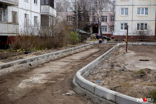 Жители этих домов обращались в мэрию города и правительство области с требованием привести их двор в порядок | Источник: Александра Мамонтова