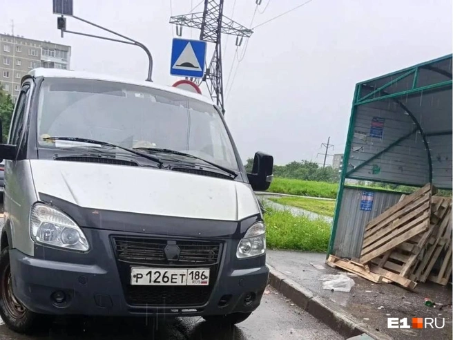 Деревянные палетты в Теплоходном переулке, 5: такие часто используются в овоще-фруктовых киосках, потом их выбрасывают на контейнерные площадки собственники ларьков, не желающие платить за вывоз мусора | Источник: читатель E1.RU