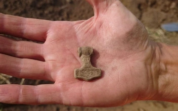 Амулет последнего из викингов: посмотрите на 1000-летний молот Тора, который нашли в Швеции