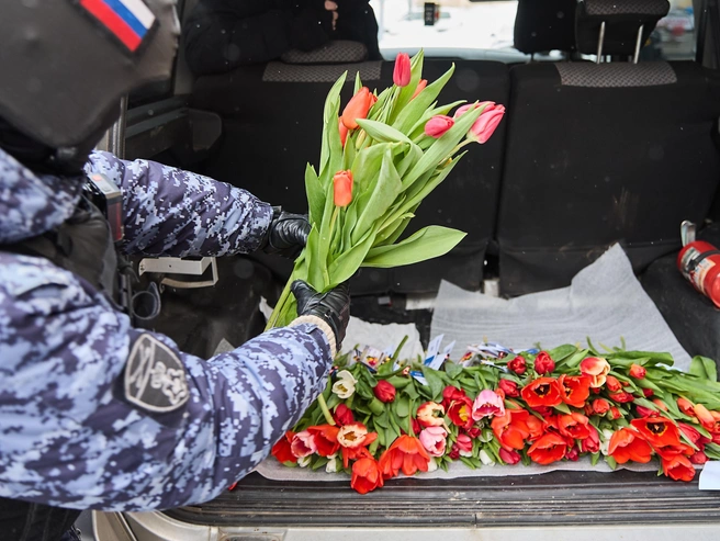 Для курсантов слова благодарности от горожанок стали приятным отвлечением от повседневной службы. | Источник: Александр Ощепков / NGS.RU