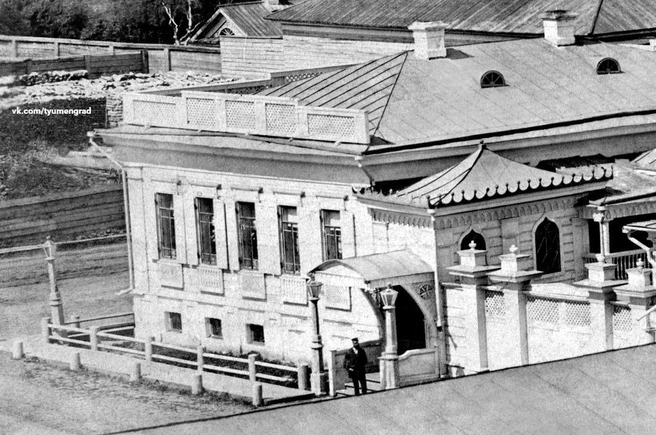 Дом Гилевых, который еще не снесен | Источник: фрагмент фотографии К. Н. Высоцкого, 1877, «Тюмень до нашей эры» / Vk.com