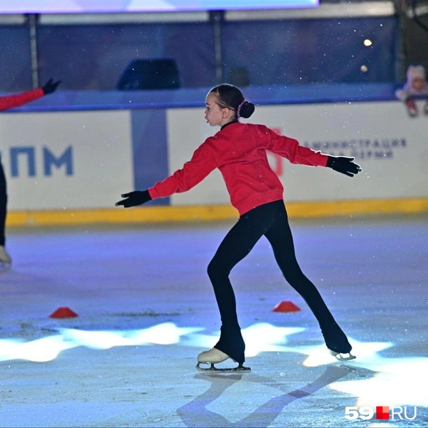 Воспитанники спортивных школ уверенно держались на льду | Источник: Василина Любимова / 59.RU