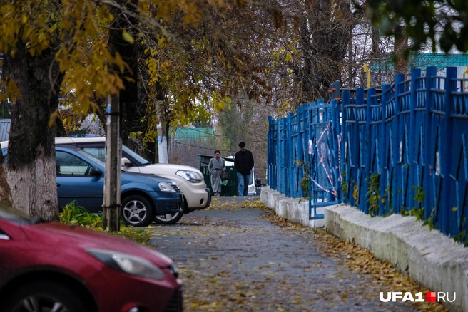 Пешеходы прогуливаются | Источник: Булат Салихов / UFA1.RU