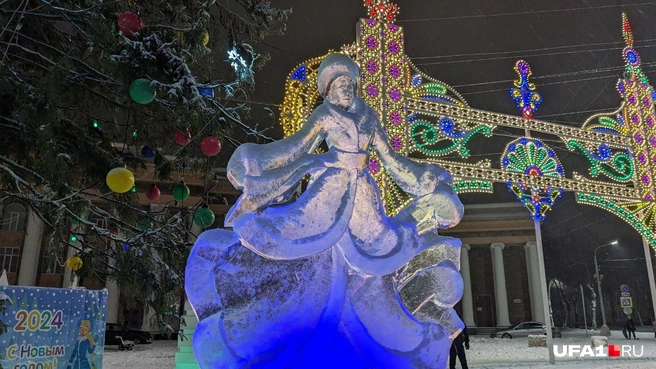 Даже снегурочка есть, но ледяная