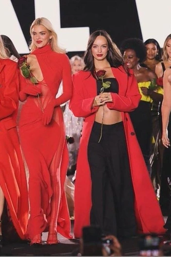 Лума Гроте (справа) на шоу L’Oréal весна-лето 2025