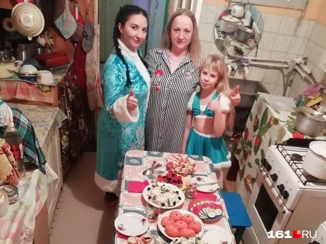 Так наримановцы готовились с соседями к Новому году | Источник: Юлия, бывшая жительница пятиэтажки на Нариманова