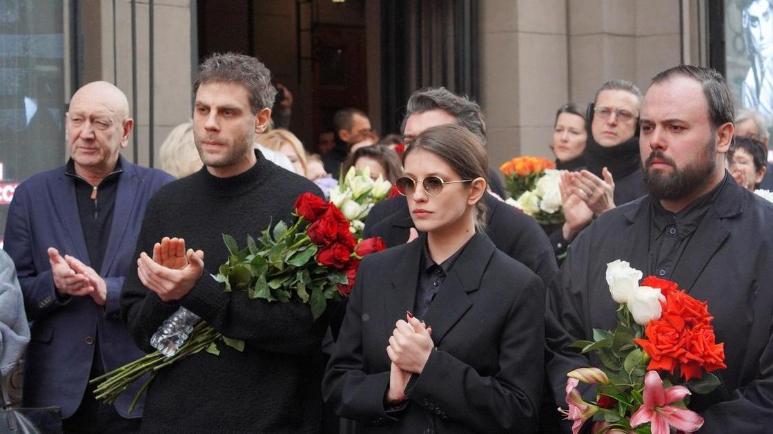 В Москве простились с Ольгой Чиповской: Юлия Рутберг не сдержала слез, единственная дочь не проронила ни слова