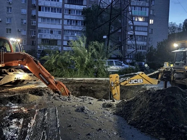 Место очередной аварии. Явно не хватает ещё многоэтажек на этом пейзаже… И людей в форме прокуратуры и СКР. | Источник: Росводоканал Воронеж / max.ru