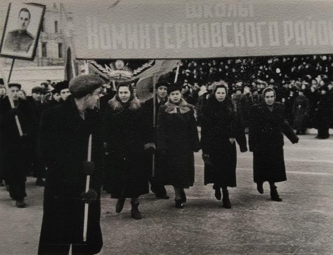 А на этом фото — коллектив школы № 8 | Источник: Игорь Россовицкий / vif-vrn.ru