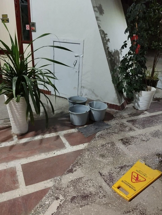 Вот-вот начнется ремонт, но пока спасаются сподручными мерами | Источник: «Репортер Папилкин» / t.me