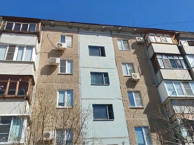 Наталья живет на самом последнем этаже дома | Источник: Денис Паустовский / V1.RU