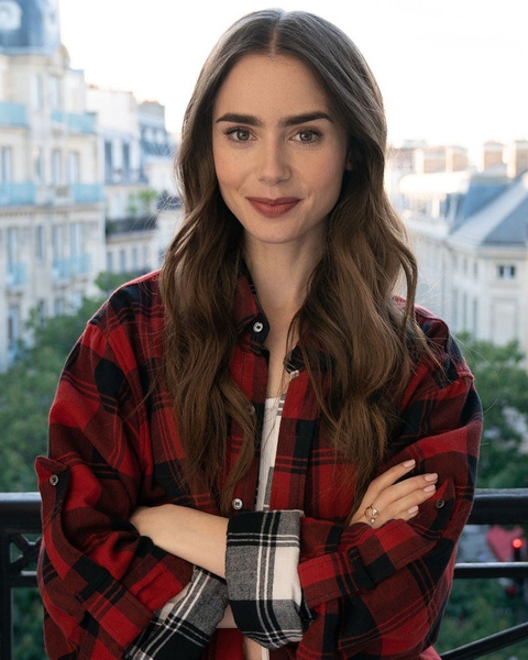 Эмили в Париже прическа макияж образы фото