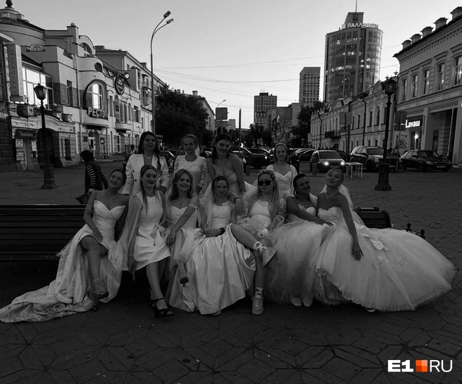 В Екатеринбурге красотки в свадебных платьях вышли на охоту за мужчинами. Что из этого вышло? | Источник: читательница E1.RU