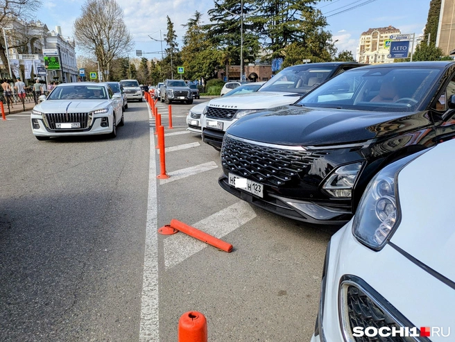 Город загородил островки, чтобы пресечь бесплатный паркинг, но водители ломают преграды | Источник: Оксана Витязь