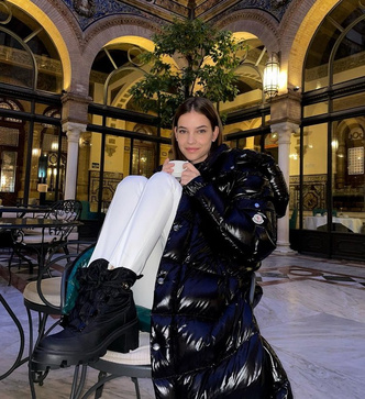Черный лаковый пуховик — самая модная зимняя куртка по версии Барбары Палвин