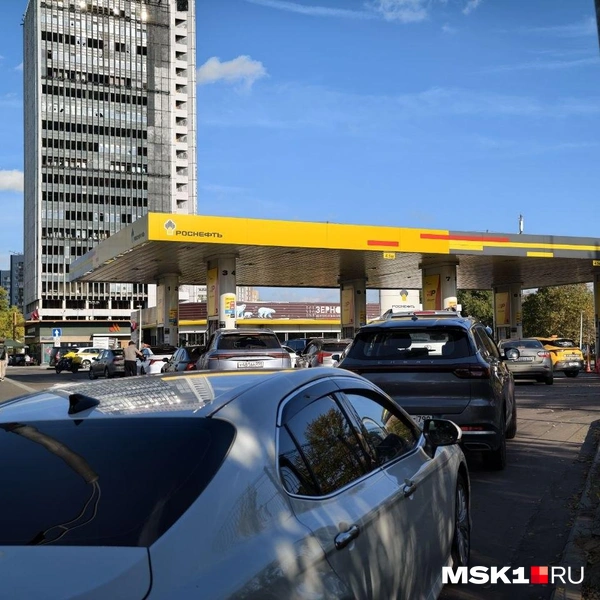 На въезде на АЗС «Роснефти» в Измайлово образовалась очередь | Источник: Дмитрий Бондарев / MSK1.RU