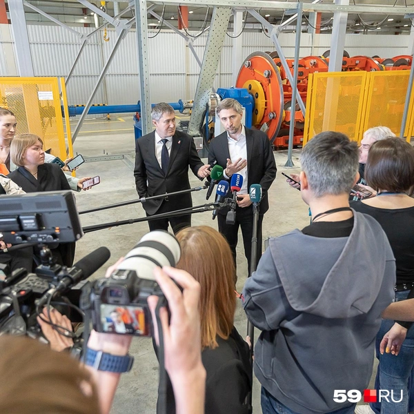 В кадр попали далеко не все корреспонденты, приехавшие ради старта нового производства | Источник: Василина Любимова / 59.RU