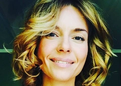 40-летняя Любовь Толкалина оголила грудь