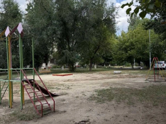 У администрации района потребовали привести площадку в порядок в феврале этого года | Источник: Читатель V1.RU