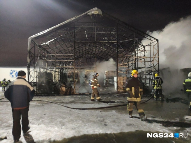 Очевидцев просили покинуть территорию | Источник: Кадрия Катцина / NGS24.RU