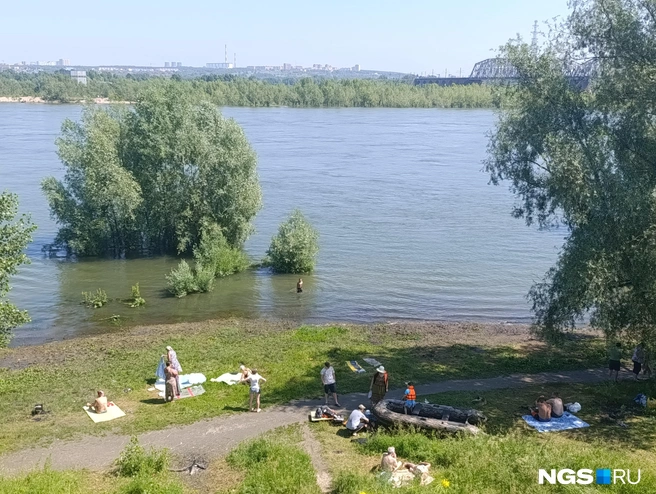 Необорудованный берег в хорошие дни пользуется популярностью у местных жителей | Источник: Стас Соколов / NGS.RU