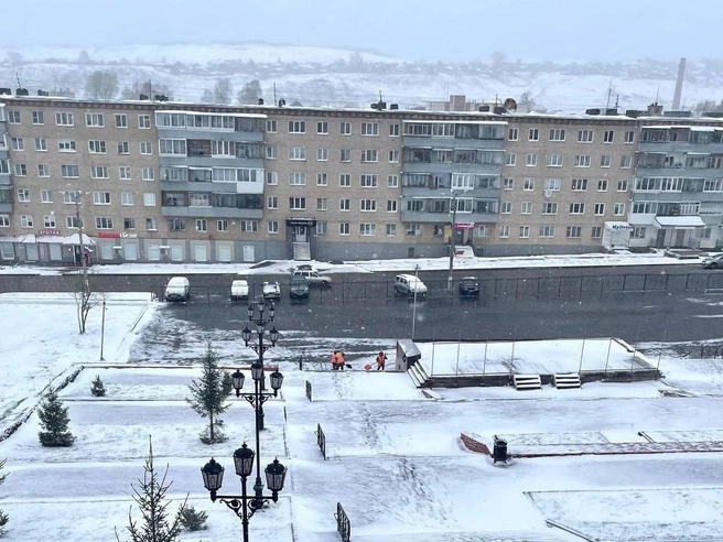 А в Катав-Ивановске с утра даже пришлось поработать дворникам | Источник: Управление городской и инженерной инфраструктуры / Vk.com