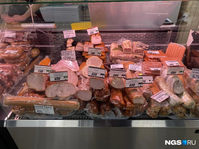 Цены в одном из отделов мясных деликатесов социальной ярмарки на Маркса | Источник: Стас Соколов / NGS.RU