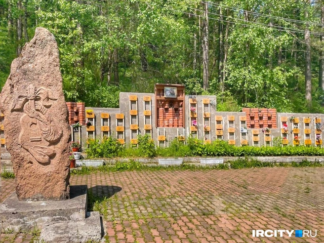 Стена памяти на Столбах возле часовни на кордоне Лалетино | Источник: Алена Кашпарова / «ИрСити»