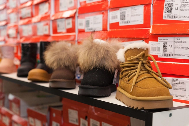 Здесь большой выбор верхней одежды и зимней обуви | Источник: «Семейный континент»