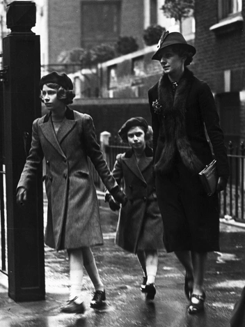 Мэрион сопровождает дочерей Георга VI и королевы Елизаветы во время визита в Ассоциацию молодых христианок в Лондоне, 15 мая 1939