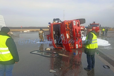 Машина МЧС перевернулась в аэропорту Пулково