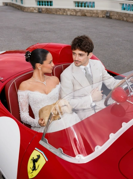 «Феррари» вместо лимузина: самый богатый гонщик «Формулы-1» Шарль Леклер женился — подробности свадьбы в Монако | Источник: соцсети