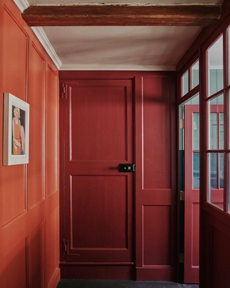 На стенах — краска Picture Gallery Red, Farrow & Ball. | Источник: @thehouseondolphinst