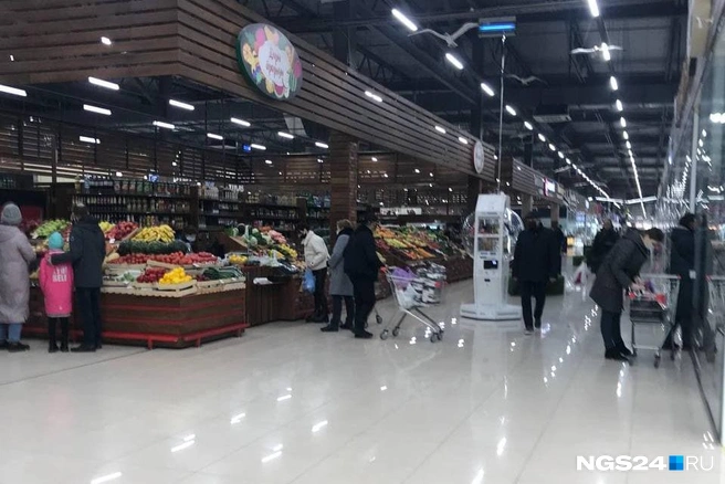 Через один из входов в ТРК удалось попасть, но здесь только «продукты первой необходимости». Для развлекательного центра другой вход | Источник: Татьяна Стриганова / NGS24.RU