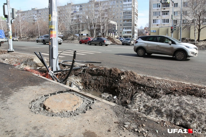 Ходить по тротуарам невозможно: повсюду препятствия | Источник: Тимур Шарипкулов