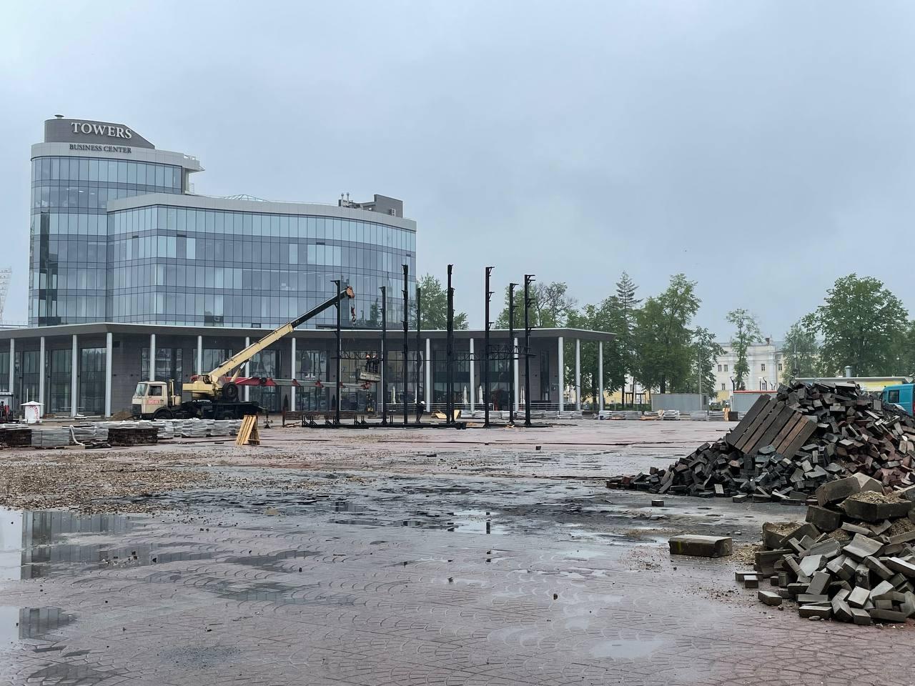 В центре Ярославля начали монтировать гигантский телекуб