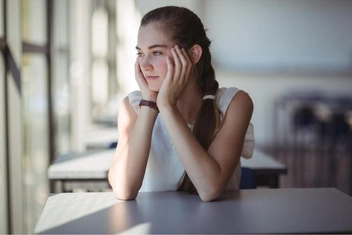 «Я веселая и добрая, но не могу влиться в коллектив. Чувствую себя изгоем»