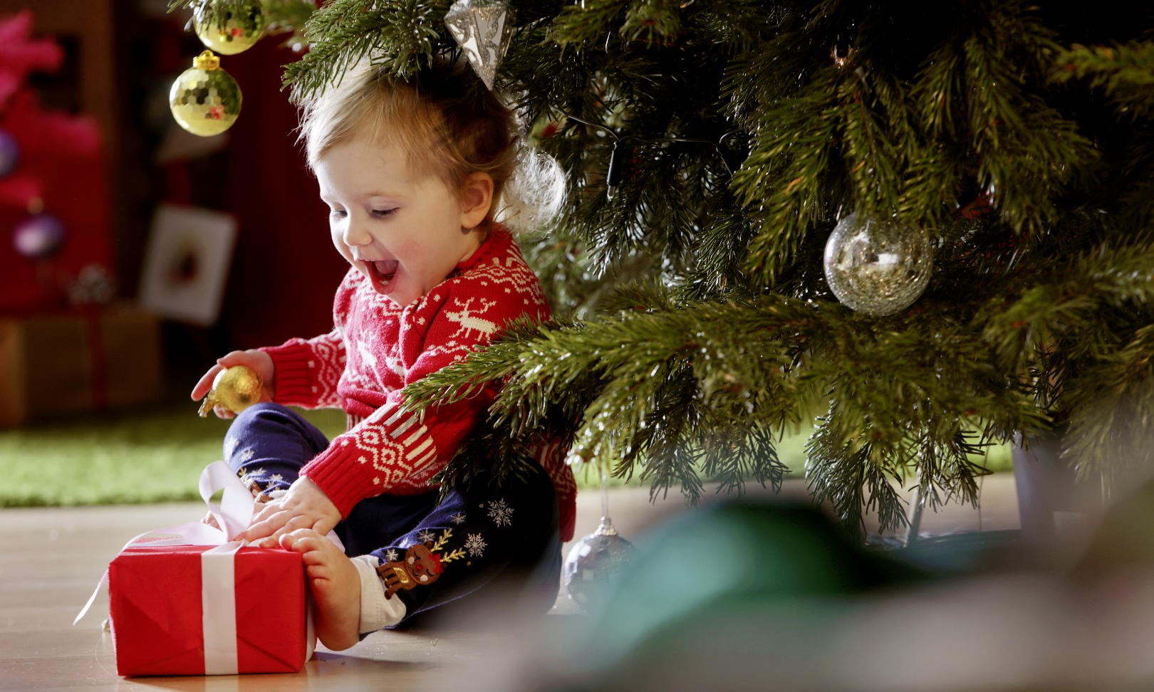 Игра новогодний малыш. Новый год дети. Новогодняя елка для детей. Рождество. Новогодние игры возле елки для маленьких детей.