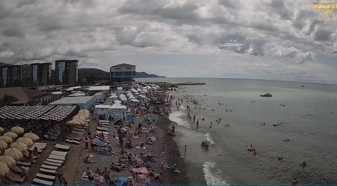 Море мутное, но людям все равное | Источник: sochi.camera