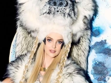 Одна вышла с головой волка, другая — с гитарой за спиной: красотки представили национальные костюмы на «Мисс Вселенная»