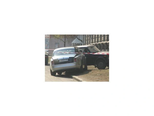 Обстрелянный кортеж (фото) | www.fontanka.ru