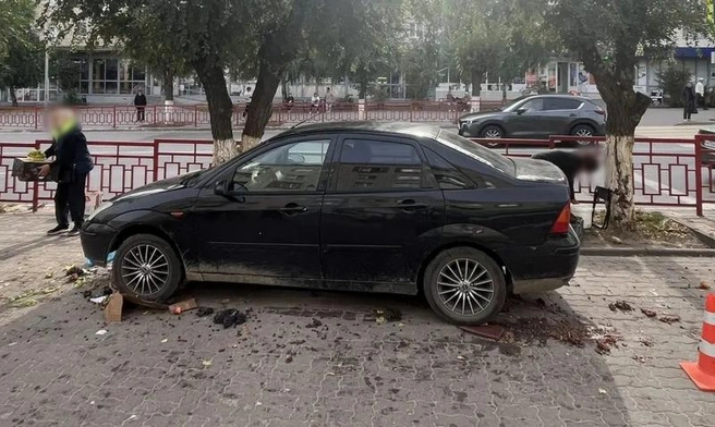 Черный Ford самопроизвольно покатился на импровизированные лотки уличных торговцев | Источник: ГУ МВД России по Волгоградской области