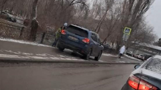 В Волгограде полиция нашла водителя, объехавшего пробку по тротуару