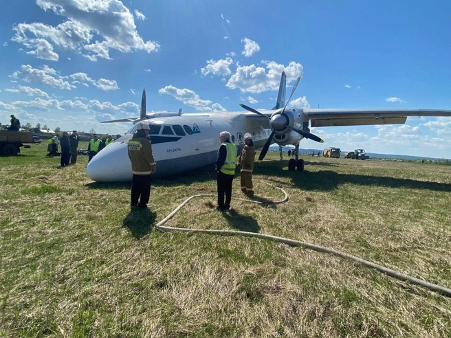 Глава Киренского района поделился подробностями о жесткой посадке Ан-24 в аэропорту Киренска | Источник: Восточно-Сибирская транспортная прокуратура / T.me