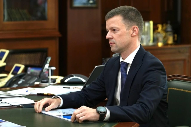 Сергей Юров в кабинете губернатора Андрея Воробьева представляет доклад о проделанной работе | Источник: Воробьев Live / T.me