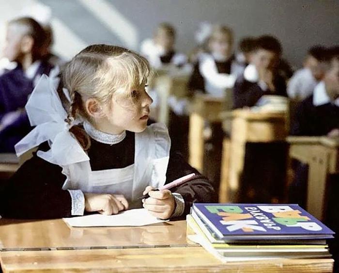 Унификация во всем: 7 вещей, которые запрещали советским школьникам
